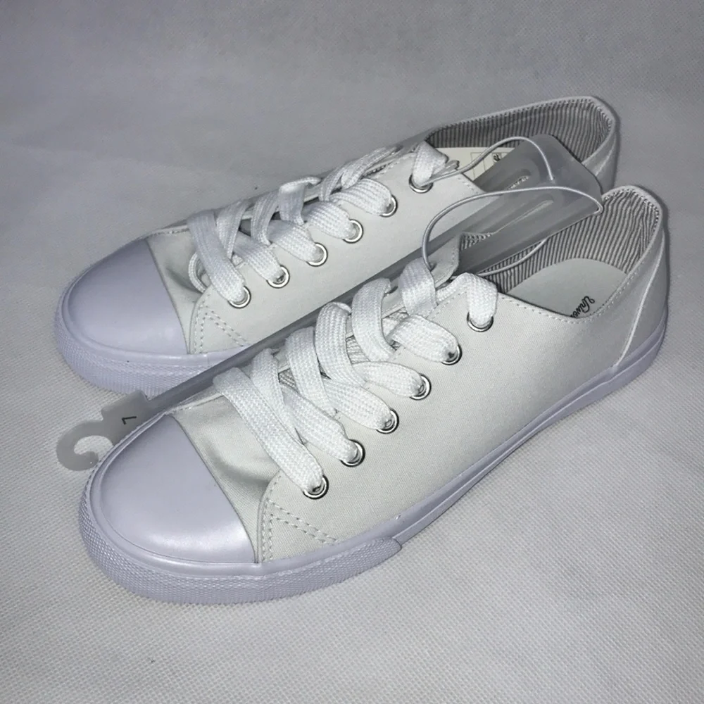 Universal Thread White Sneakers Women's Size 7 Bayla Lace up Shoes Brand New